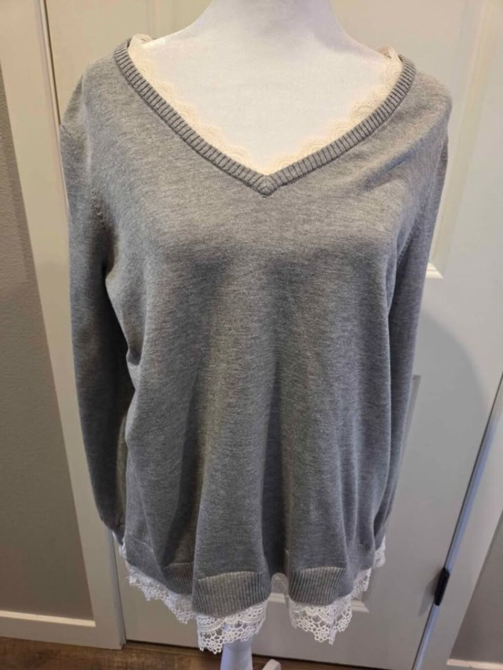 Adriana Papell womens v neck sweater size medium